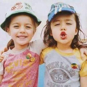 大王酸浆把女生干逼用黄瓜插她的逼
