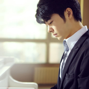 大王酸浆把女生干逼用黄瓜插她的逼
